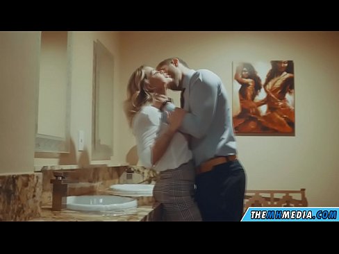❤️ وقتی یک بلوند بی تنه شما را در یک دستشویی عمومی اغوا می کند ️ فیلم لعنتی در fa.pornokey.ru ❌️❤